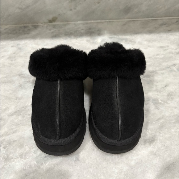 Ugg - Picture 1 of 6